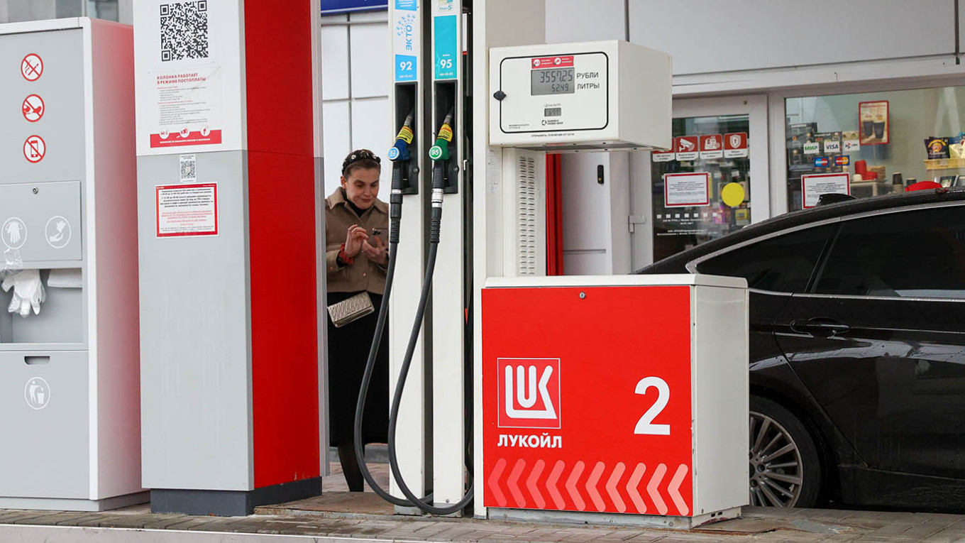 Россия столкнулась с дефицитом бензина из-за атак Украины. Читайте на  UKR.NET