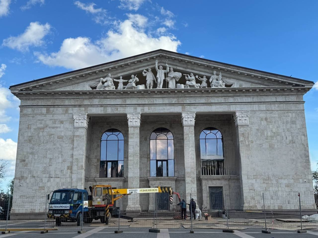 Россия кичится открытием в Мариуполе театра на месте военного преступления