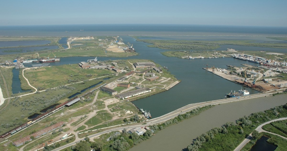 Drone attack. Oil tanks on fire in Russian port of Temryuk