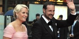 Кронпринцесса Норвегии пытается спасти свою репутацию