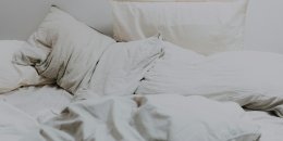 Как часто стирать постельное белье: правила для здорового сна, чистоты и гигиены