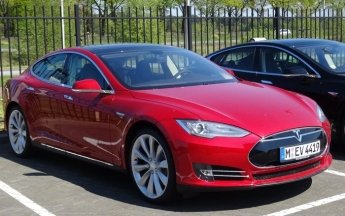 Блогеры попытались превратить электромобиль Tesla на субмарину: что из этого вышло