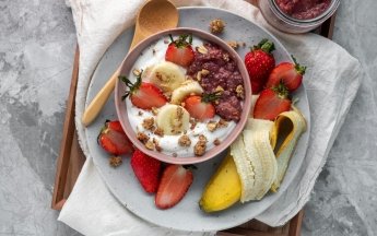 Йогурт чи кефір: що корисніше для травлення і щоденного раціону
