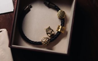 Новий романтизм: чому чоловіки знову обирають складні орнаменти та гравіювання