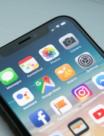Gorilla Glass против UTG: зачем Galaxy Flip 8 использует радикально разные стекла