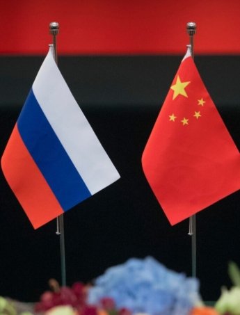 Прапори РФ та Китаю