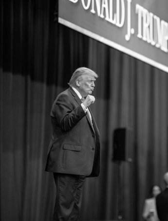 Трамп продовжує втрачати довіру американців