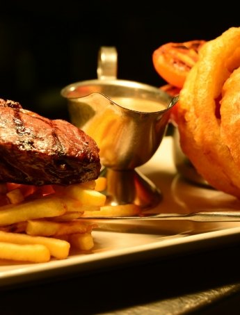What to eat at night for better sleep: milk, carbohydrates or a light snack