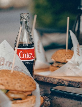Чому Coca-Cola у McDonald’s смакує інакше: справа не в секретному рецепті