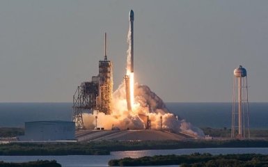 Компания Илона Маска успешно запустила ракету Falcon 9 со спутником связи