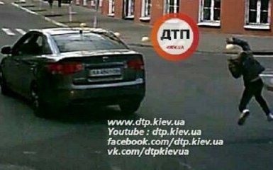 В Киеве водитель сбил ребенка и сбежал: появилось драматичное видео