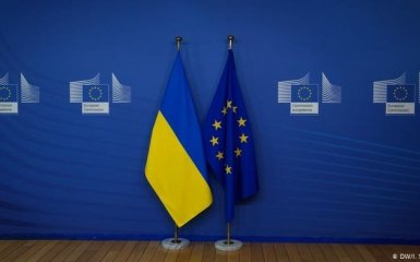Прапори України та ЄС