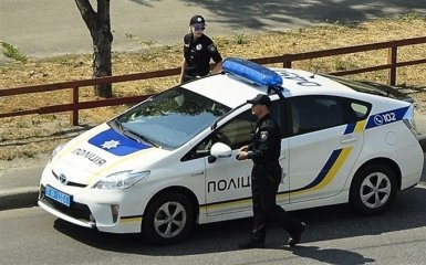 Полицейские устроили гонки на детской площадке: опубликовано видео