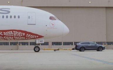 Tesla Model X відбуксував 126-тонний літак: опубліковано вражаюче відео