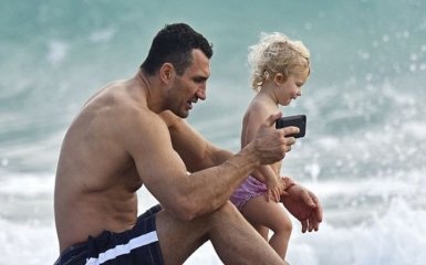 Володимир Кличко з нареченою і донькою відпочили на пляжі: яскраві фото