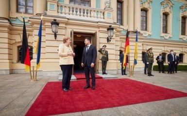 Меркель прибыла в Украину и провела встречу с Зеленским