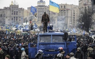 Привозите Януковича с Азаровым: соцсети насмешило решение российского суда по Майдану