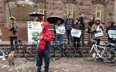 Возле КГГА велоактивисты устроили протест