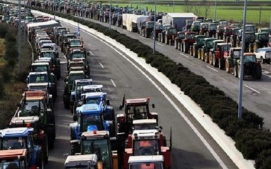 Греческие фермеры блокируют основную магистраль страны