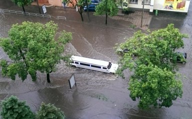 Харьков затопило, машины плавали по улицам: опубликованы фото и видео