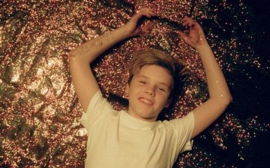 Младший сын Бекхэмов показал братьев и сестру в рождественском клипе: опубликовано видео