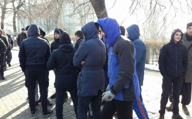 Акции на Майдане: в центре Киева заметили группы спортивных ребят, появились фото