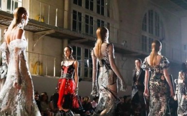 Неделя моды в Париже: появились фото коллекции Alexander McQueen весна-лето 2017