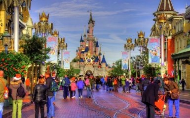 Диснейленд в Париже будет делать прививки вакциной против COVID-19
