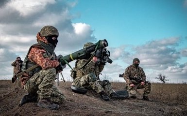 В результате вражеских обстрелов на Донбассе получил ранение украинский военный
