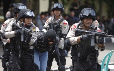 Заарештовано 12 підозрюваних у зв'язку з нападами в Джакарті