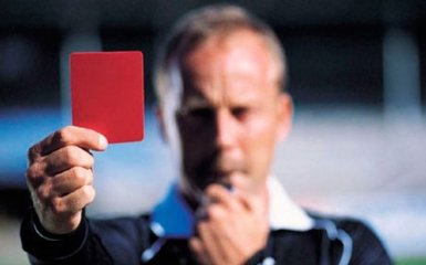 В Украине футболиста посадили за избиение судьи