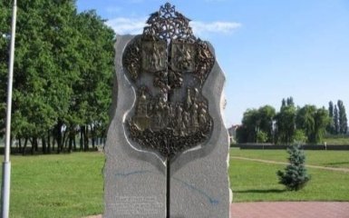 В Киеве ликвидировали монумент в честь дружбы Украины с Россией