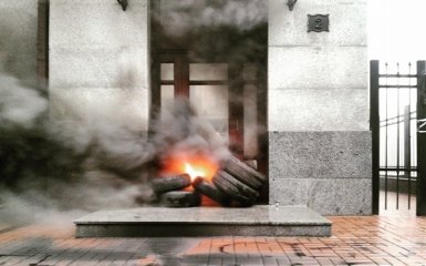 Будівлю Роспівробітництва у Києві закидали димовими шашками: опубліковані фото