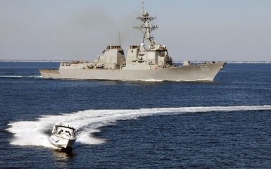Есмінець США екстрено направили у Чорне море - що сталося