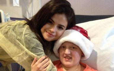 Тяжелобольная Селена Гомес поздравила деток в больнице с Рождеством: трогательные фото