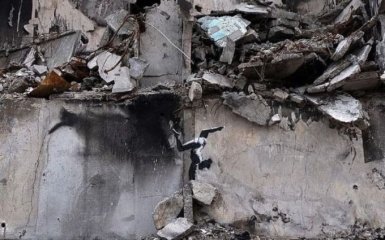 Малюнок Бенксі з'явився на стіні будинку у зруйнованій Бородянці на Київщині