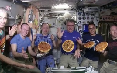 Астронавти МКС приготували піцу в невагомості: опубліковано відео
