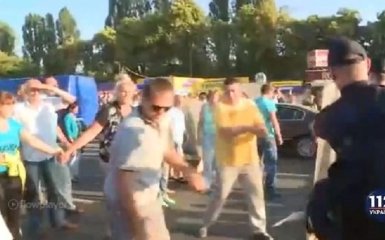 В Киеве владельцы МАФов сцепились с полицией: появились фото и видео