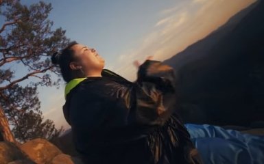 Атмосферна гармата: Alyona Alyona разом з KALUSH вразила новим кліпом