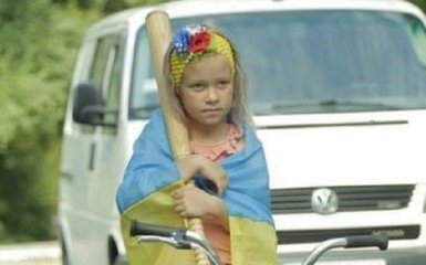 Добро должно быть с кулаками: в соцсетях восхитились фото юной патриотки на Донбассе