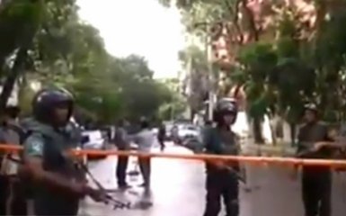 Захват заложников в Бангладеш: появились видео и новые подробности полицейского штурма