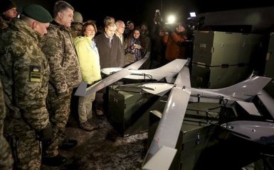 Порошенко с американцами привез на Донбасс оружие: опубликованы новые фото и видео