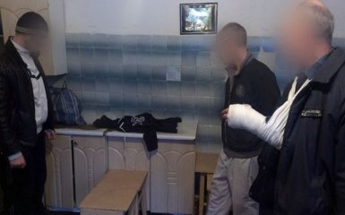 В Артемівську завадили спробі передачі наркотиків у слідчий ізолятор (3 фото)