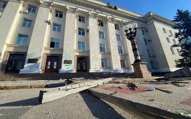 Российские оккупанты обстреляли Херсонскую ОВА: разрушены два этажа