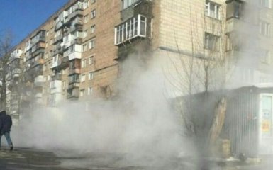 У Києві гаряча вода з труби затопила цілий квартал: з'явилися фото і відео