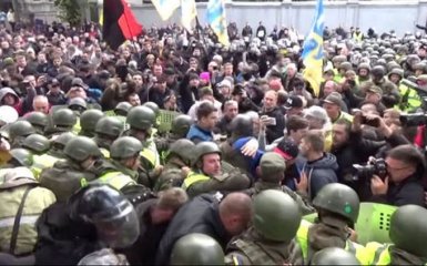 Митинг в центре Киева: в МВД показали видео жестокого нападения на копа