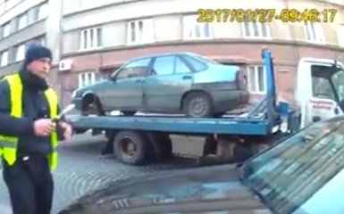 Во Львове наглый водитель наехал на патрульного: появилось видео