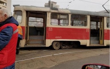 У центрі Києва зійшли з рейок два трамваї: з'явилися фото