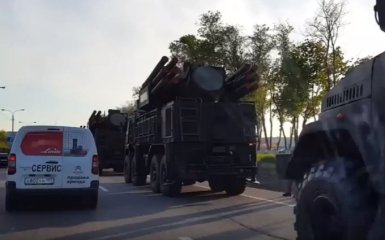 Недалеко от границ Украины зафиксировали российские пушки и БТР: опубликовано видео
