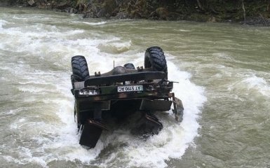 Вантажівка з туристами зірвалась у річку в Карпатах: є загиблі